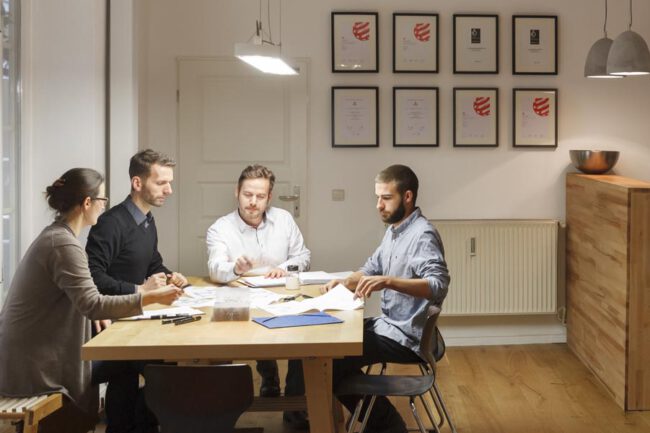 „Bereits in der Konzeptphase unterstützen wir Sie bei Produktplatzierung, POS‑Strategie, Vertriebswegen, Preiskalkulation und Produktionsauswahl – unter Berücksichtigung funktionaler und kultureller Aspekte.“