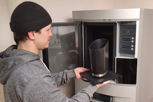 „Mit eigenem 3D‑Drucker (FDM) fertigen wir funktionale und Design‑Prototypen über Nacht, um ergonomische und funktionskritische Tests nahtlos in den Designprozess einzubinden.“